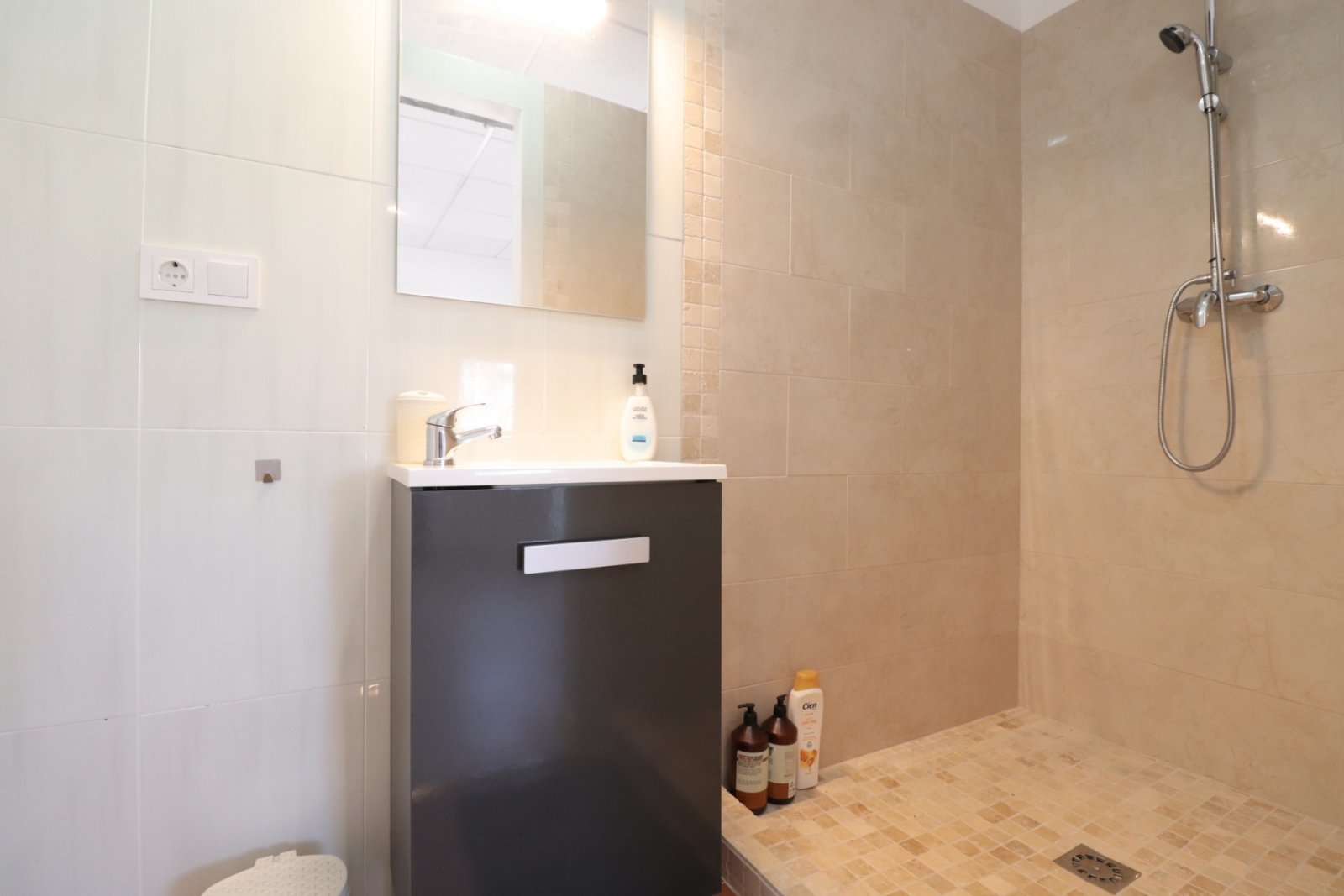 Propiedad rural de cuatro dormitorios con piscina privada, pista de tenis y jacuzzi