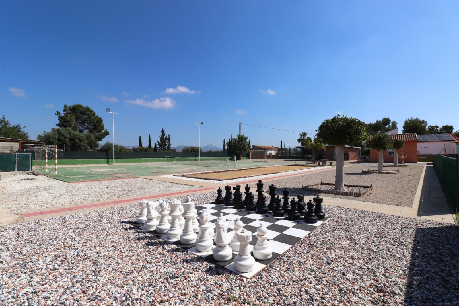 Propiedad rural de cuatro dormitorios con piscina privada, pista de tenis y jacuzzi