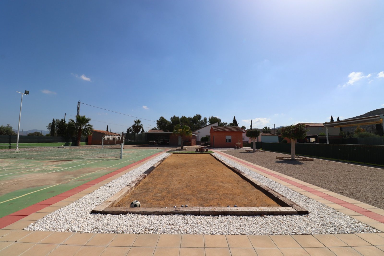 Propiedad rural de cuatro dormitorios con piscina privada, pista de tenis y jacuzzi