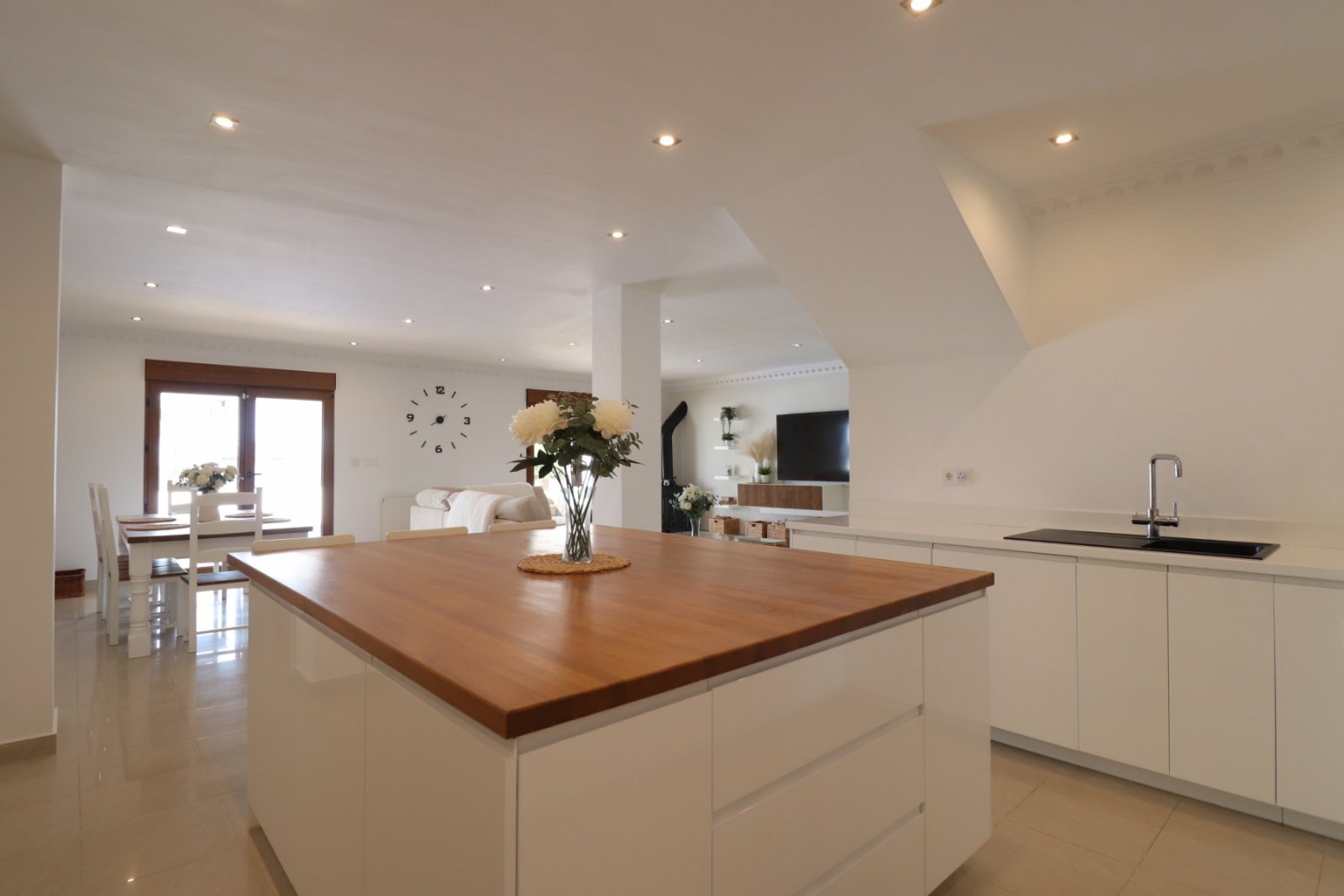 Fantástica villa de 6 dormitorios, 5 baños y piscina privada en Lomas de la Juliana