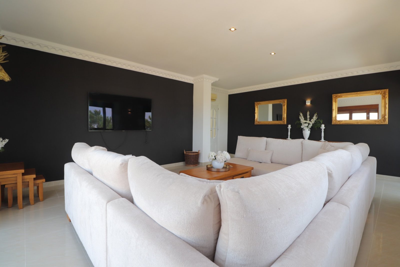 Fantástica villa de 6 dormitorios, 5 baños y piscina privada en Lomas de la Juliana