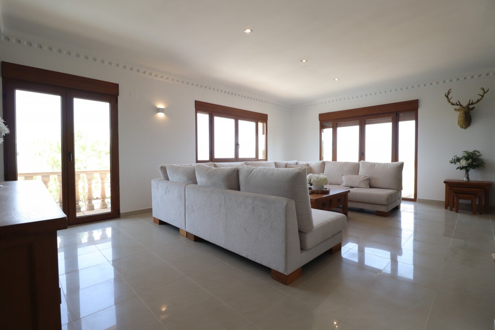 Fantástica villa de 6 dormitorios, 5 baños y piscina privada en Lomas de la Juliana