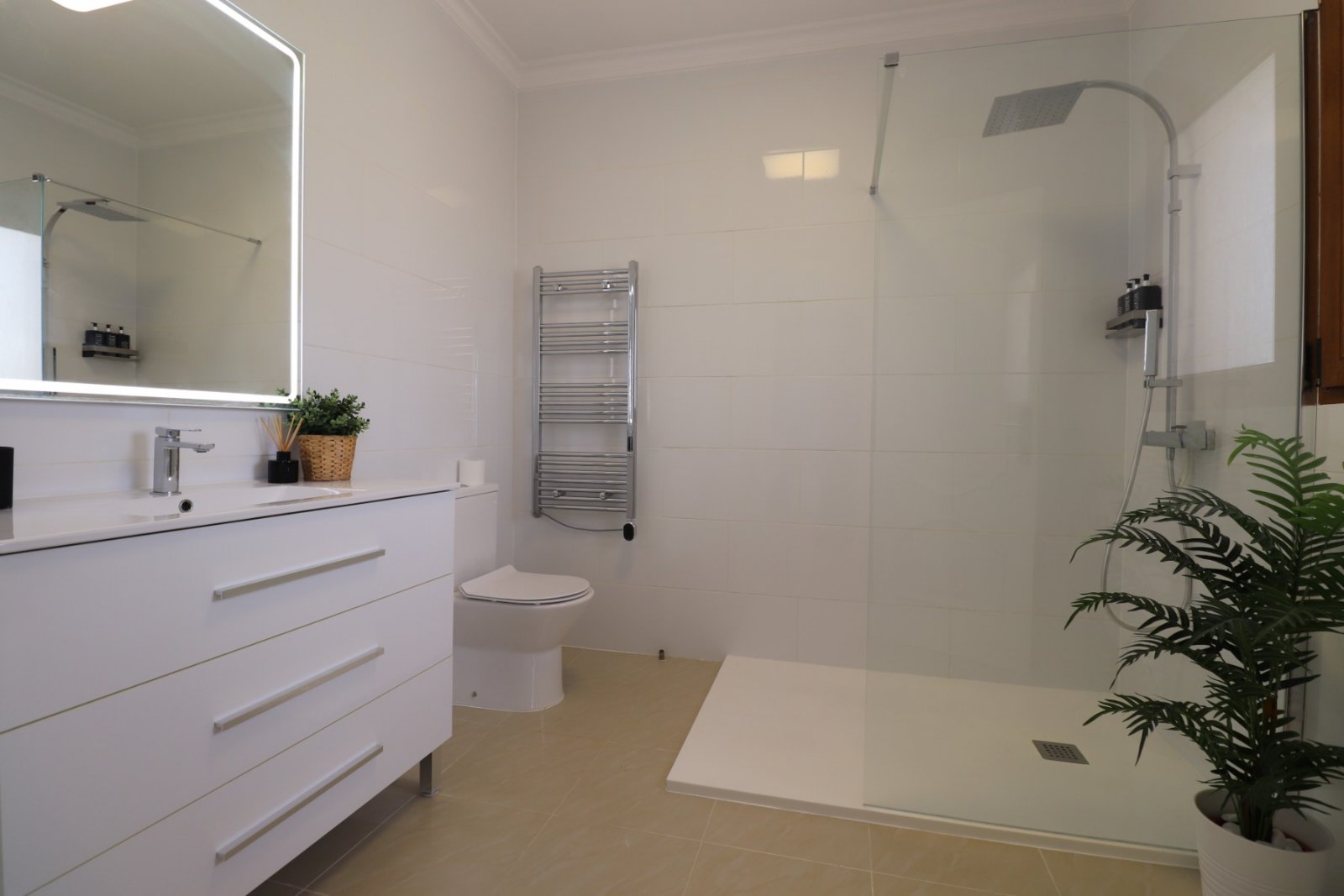 Fantástica villa de 6 dormitorios, 5 baños y piscina privada en Lomas de la Juliana