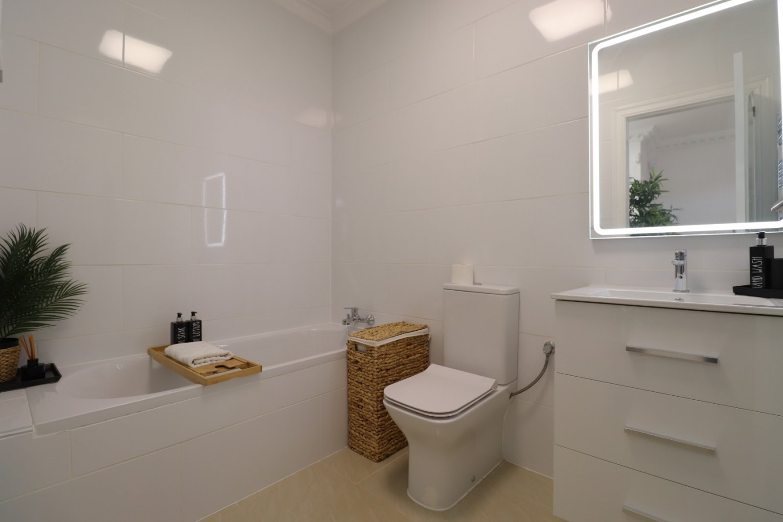 Fantástica villa de 6 dormitorios, 5 baños y piscina privada en Lomas de la Juliana