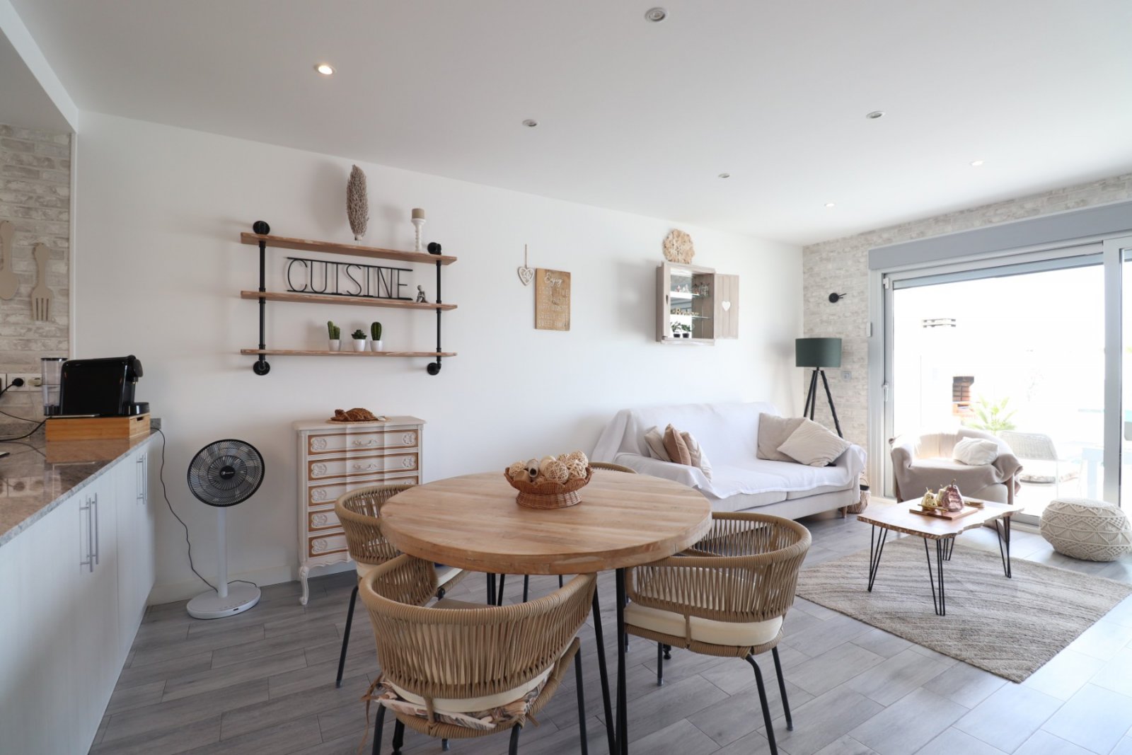 Moderna vivienda adosada de 3 dormitorios, 2 baños y piscina privada en Daya Vieja
