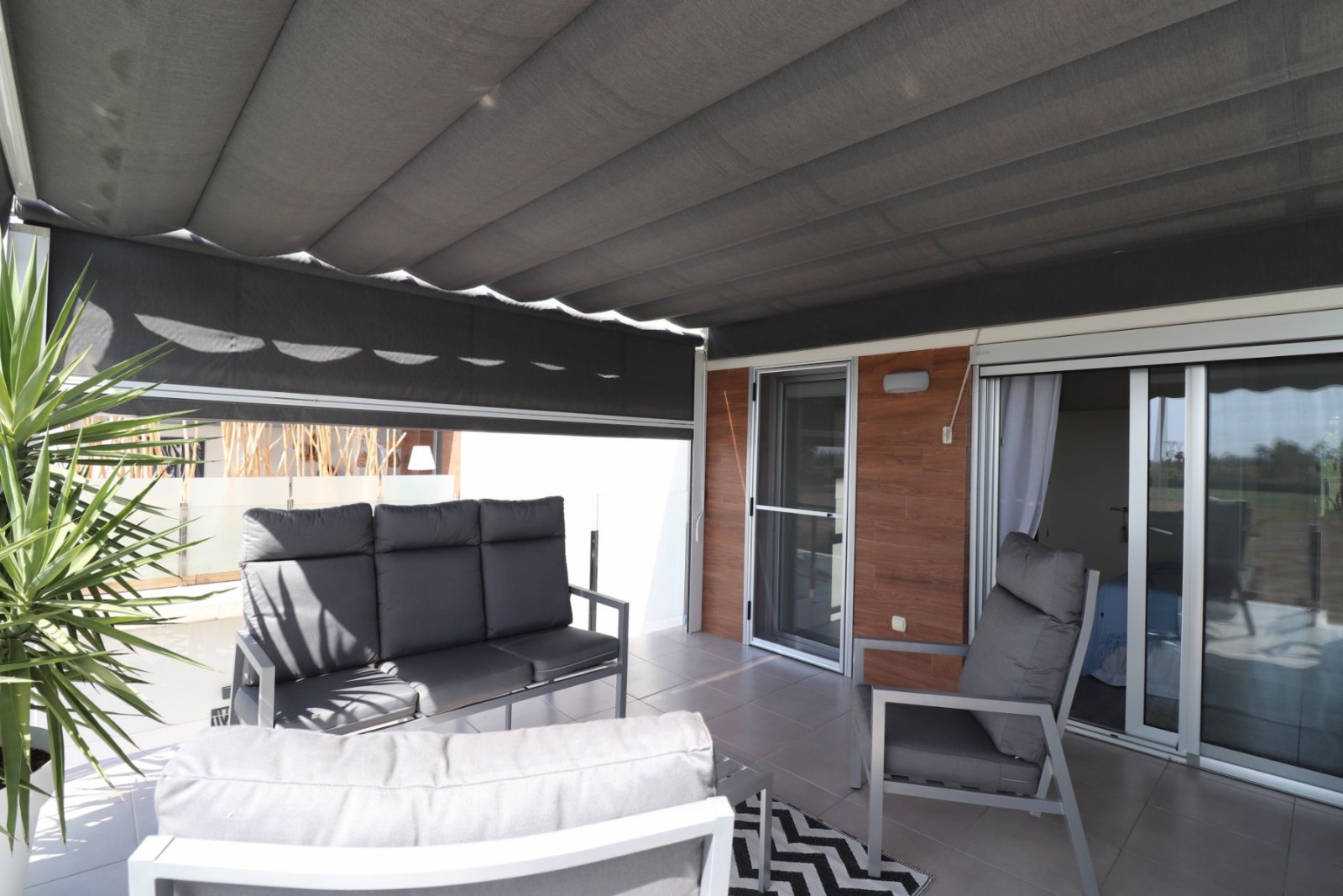 Moderna vivienda adosada de 3 dormitorios, 2 baños y piscina privada en Daya Vieja
