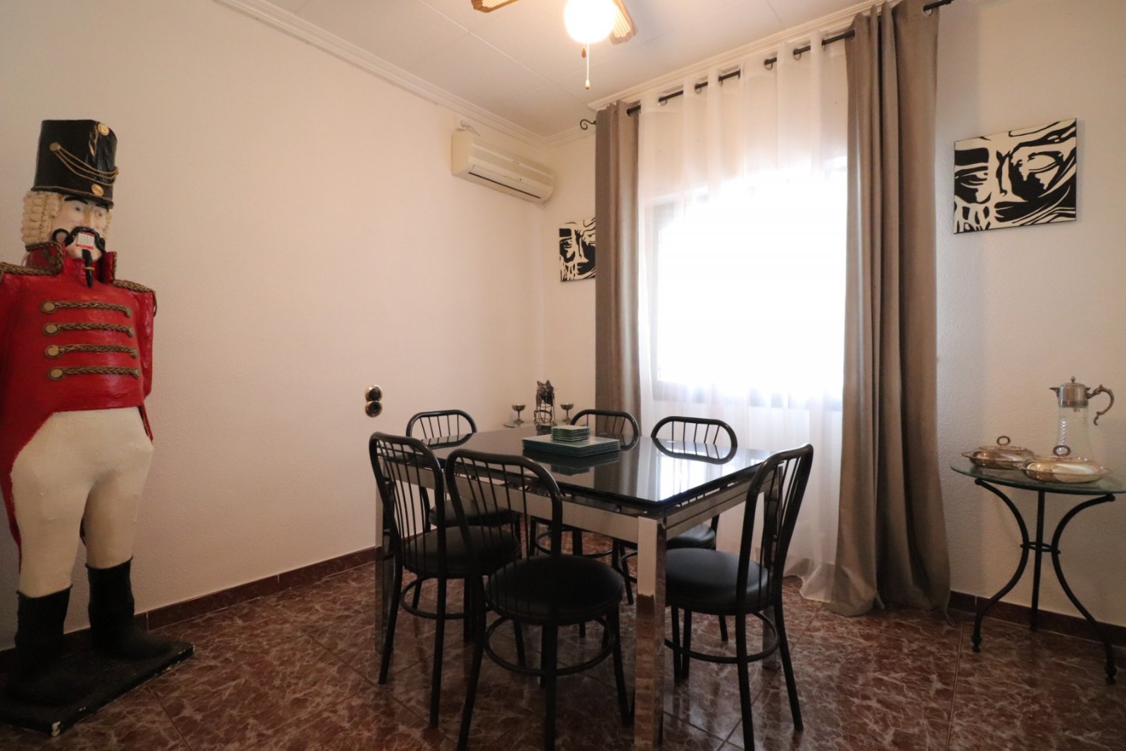 Villa con 6 dormitorios, 4 baños, garaje y piscina privada