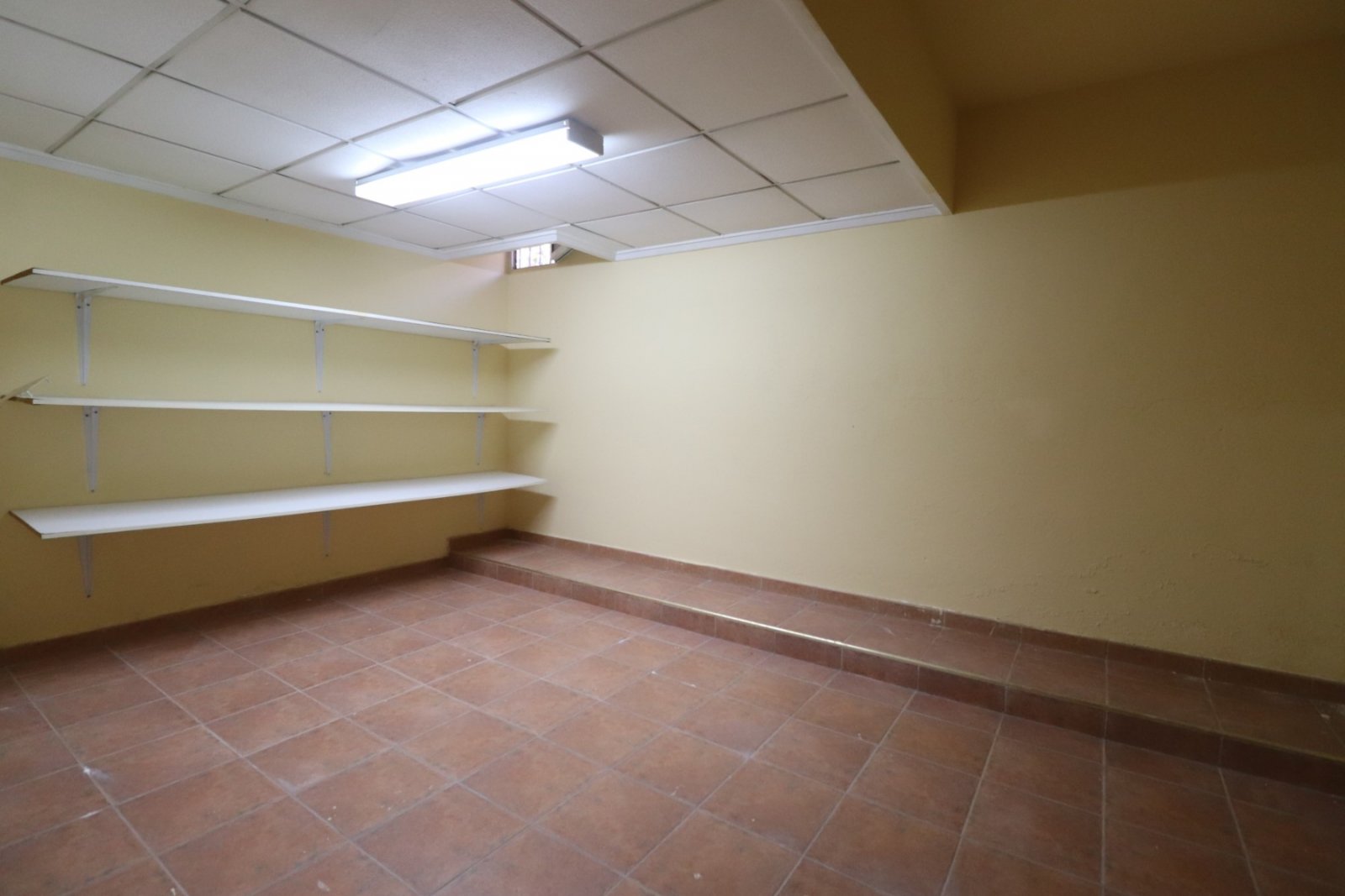 Villa independiente de cinco dormitorios y orientación este situada en Los Palacios