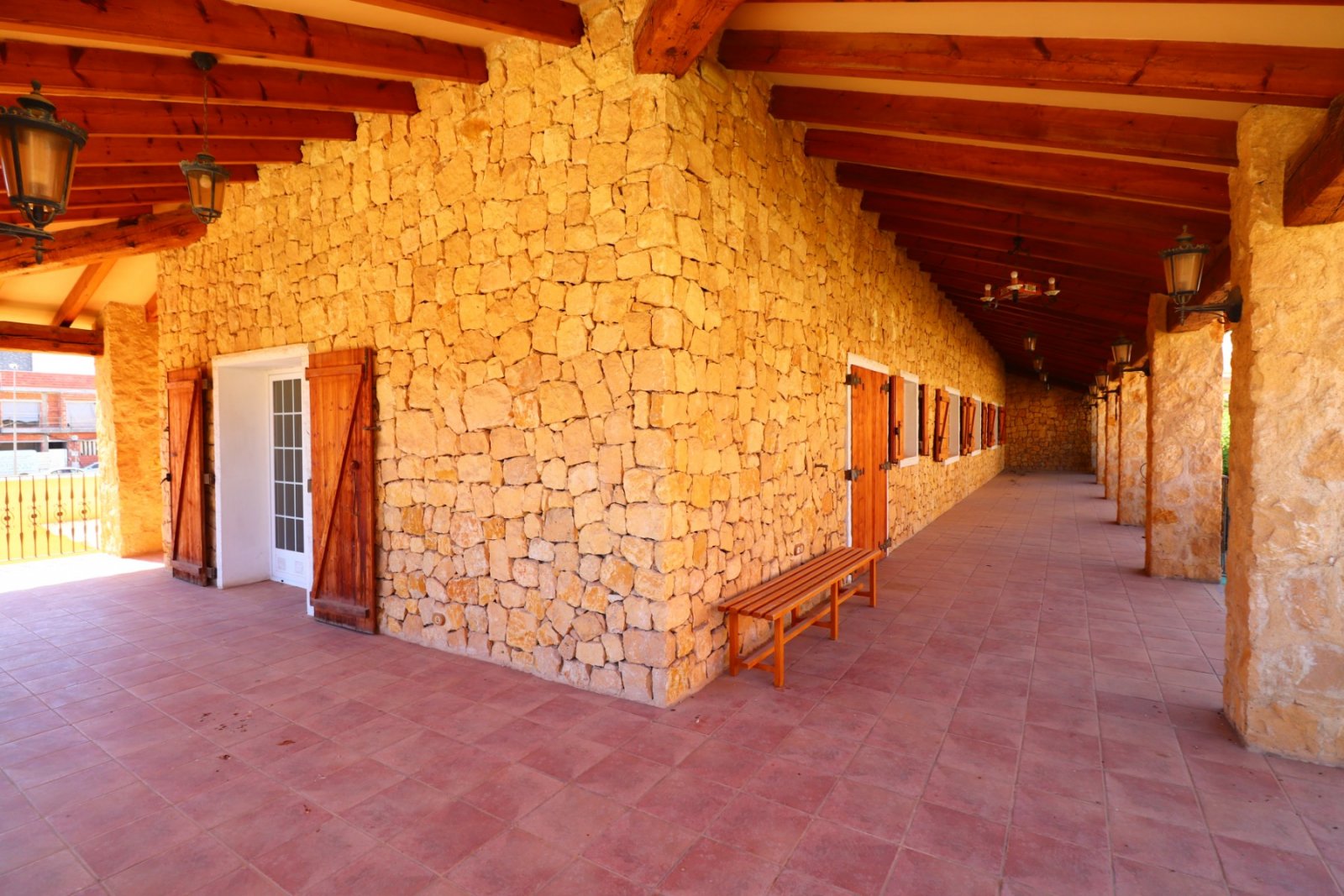 Villa independiente de cinco dormitorios y orientación este situada en Los Palacios