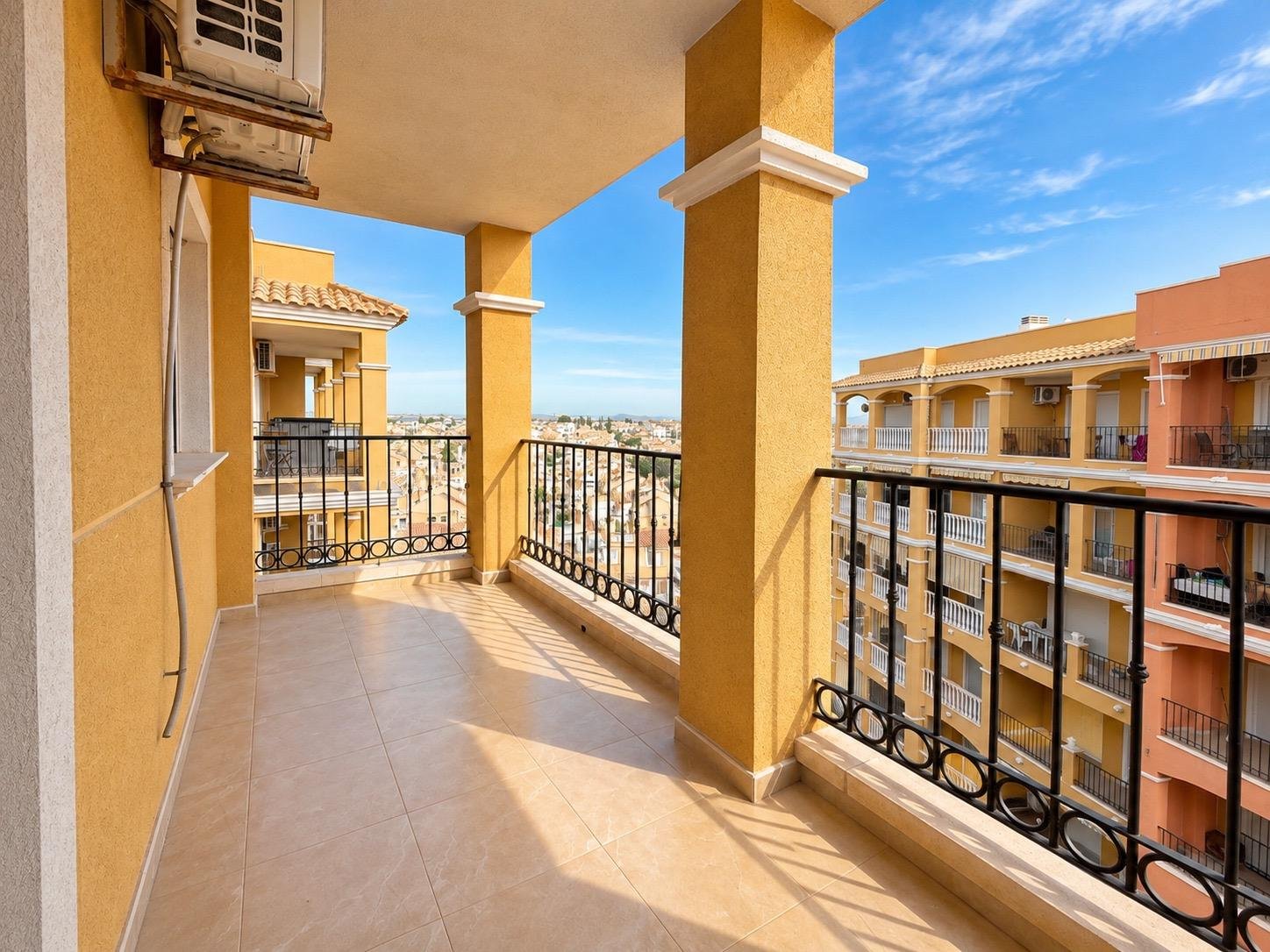 Ático con terraza, solárium privado y vistas despejadas en Torreblanca