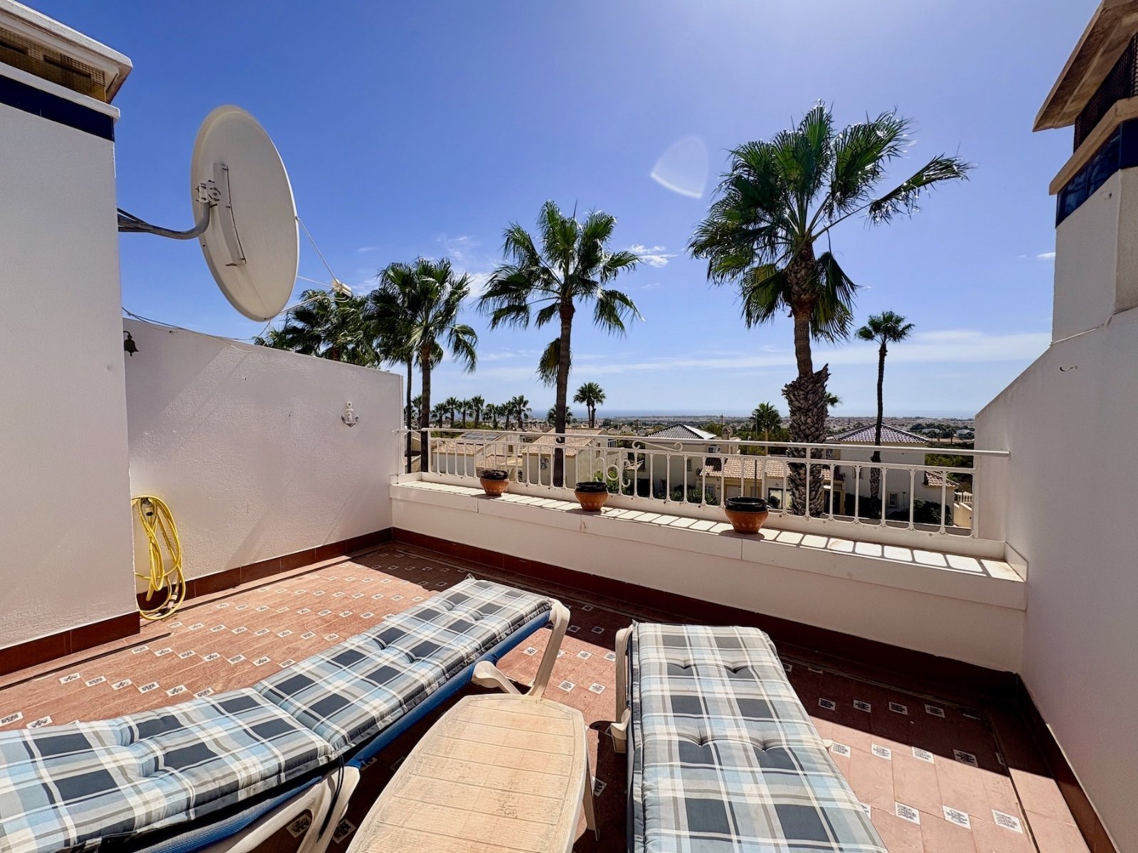 Dúplex con solárium y vistas al mar, jardín y piscina comunitaria en el Conjunto Rioja