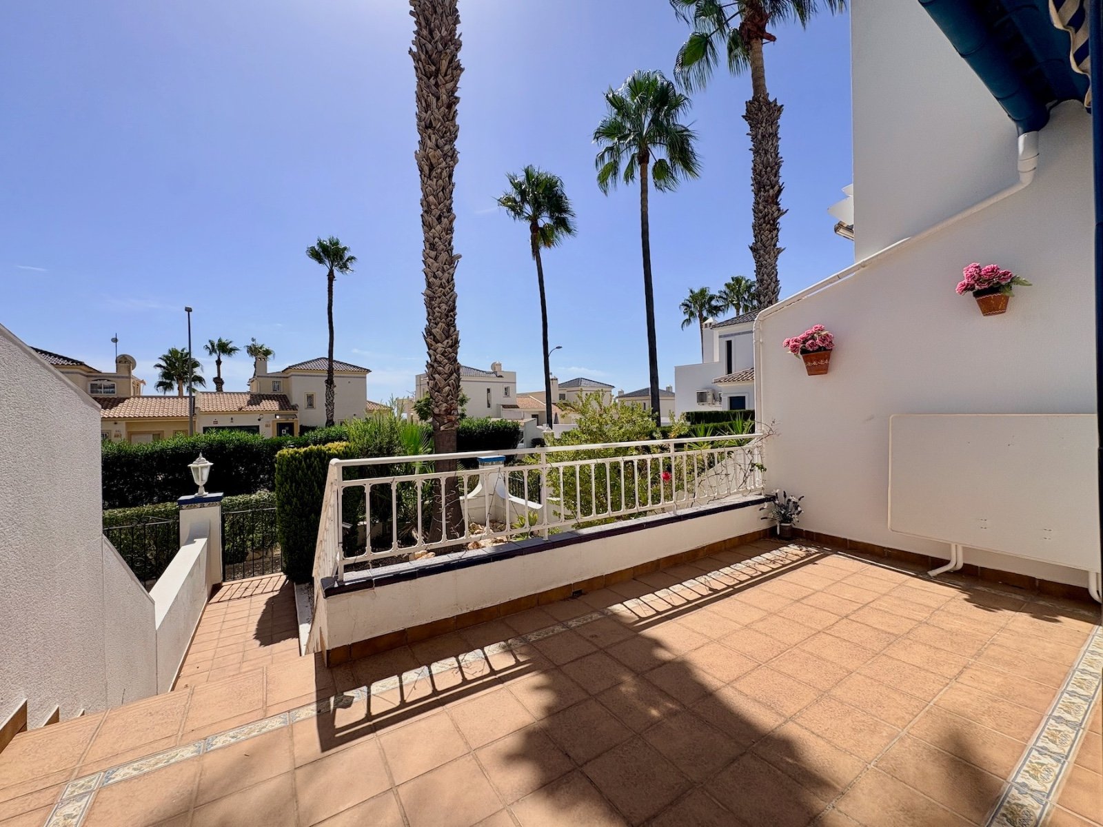 Dúplex con solárium y vistas al mar, jardín y piscina comunitaria en el Conjunto Rioja