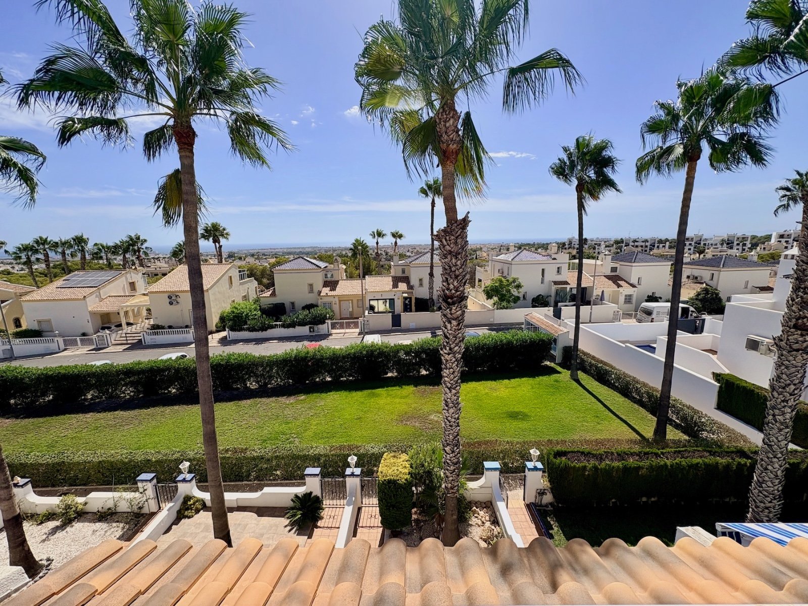 Dúplex con solárium y vistas al mar, jardín y piscina comunitaria en el Conjunto Rioja