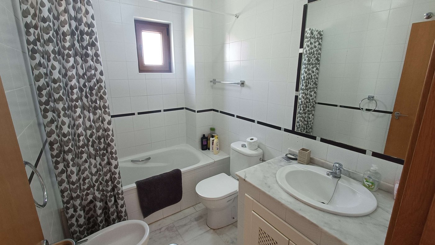 Preciosobungalow alto con un solárium privado con fantásticas vistas al campo de golf