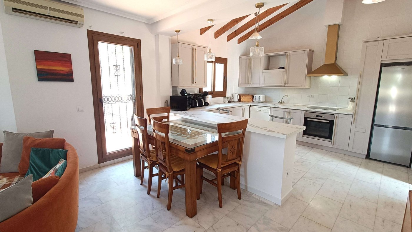 Excepcional chalet pareado de 3 dormitorios y 2 baños con zona de invitados, piscina privada en el corazón de La Finca Golf & Spa Resort