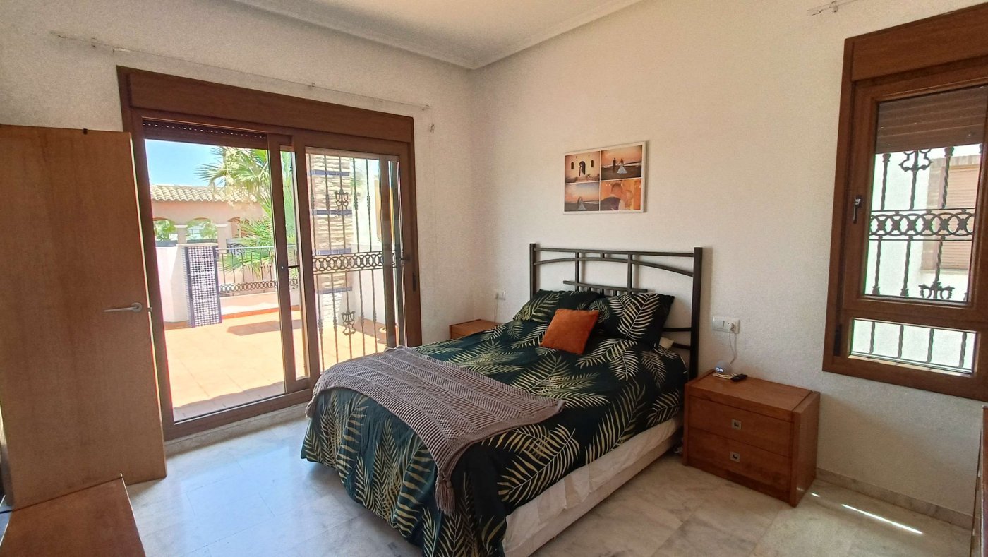 Excepcional chalet pareado de 3 dormitorios y 2 baños con zona de invitados, piscina privada en el corazón de La Finca Golf & Spa Resort