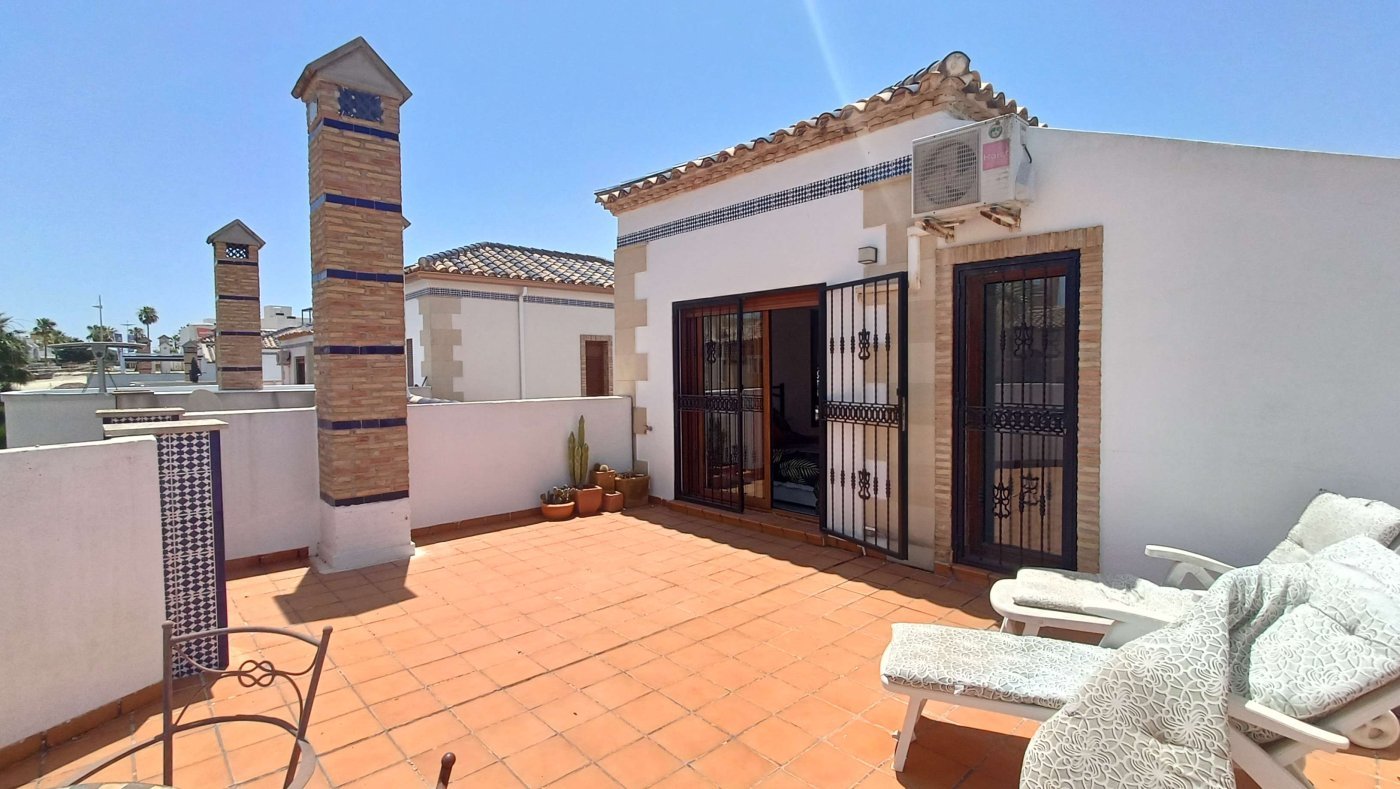 Excepcional chalet pareado de 3 dormitorios y 2 baños con zona de invitados, piscina privada en el corazón de La Finca Golf & Spa Resort