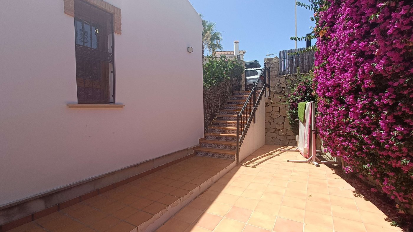 Excepcional chalet pareado de 3 dormitorios y 2 baños con zona de invitados, piscina privada en el corazón de La Finca Golf & Spa Resort