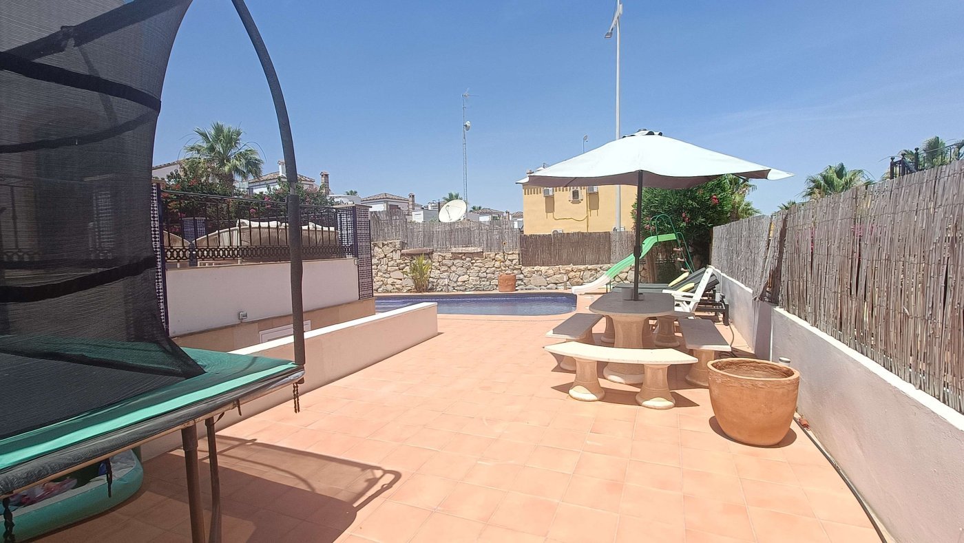 Excepcional chalet pareado de 3 dormitorios y 2 baños con zona de invitados, piscina privada en el corazón de La Finca Golf & Spa Resort