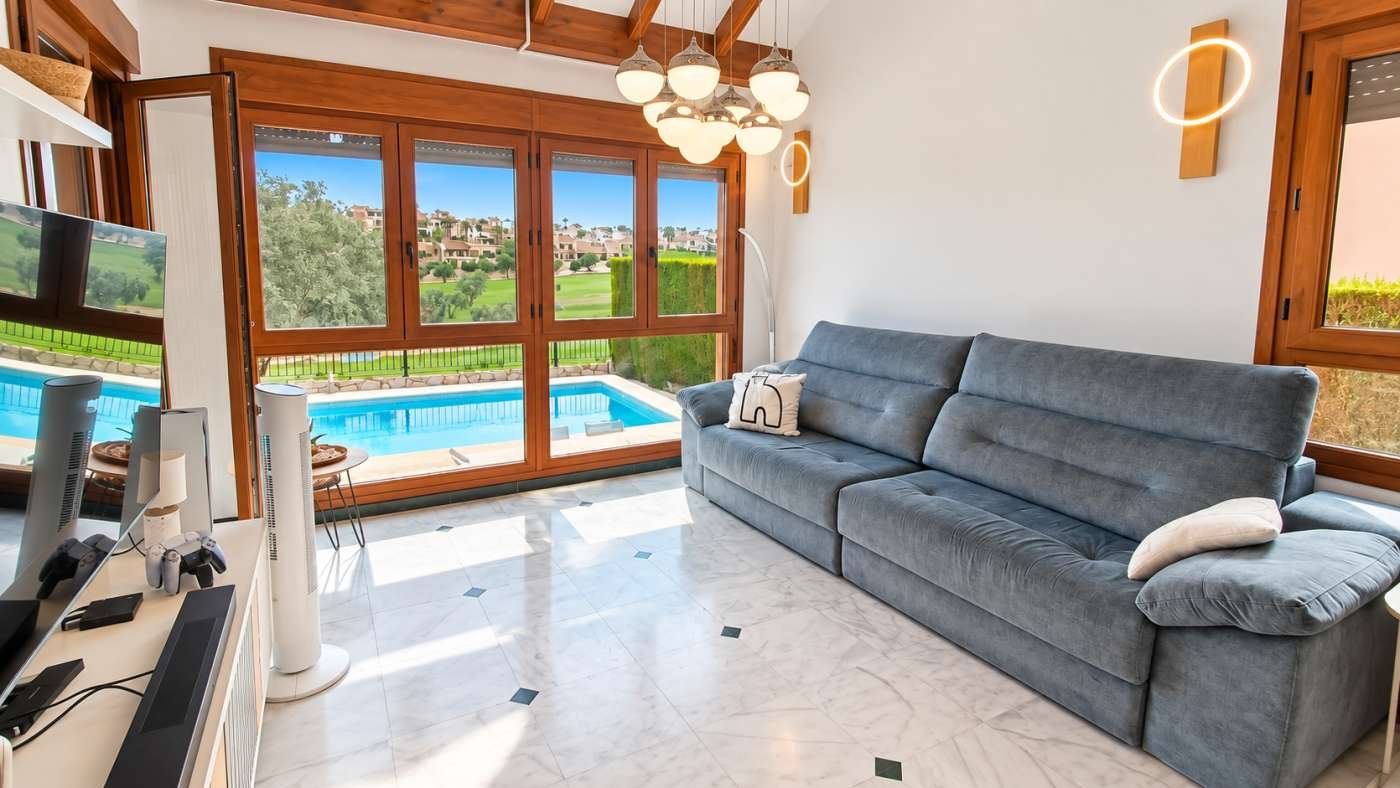 Villa en primera línea de campo de golf en el corazón de La Finca Golf Resort