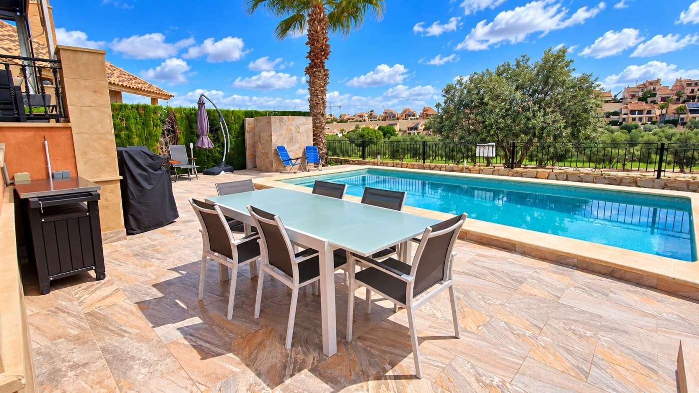 Villa en primera línea de campo de golf en el corazón de La Finca Golf Resort