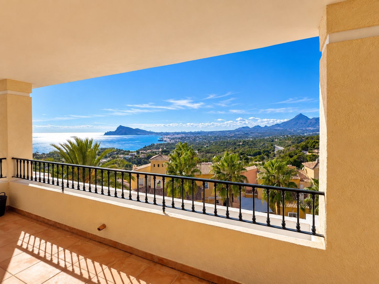 Apartamento con Gran Terraza y Vistas al Mar en Altea Hills