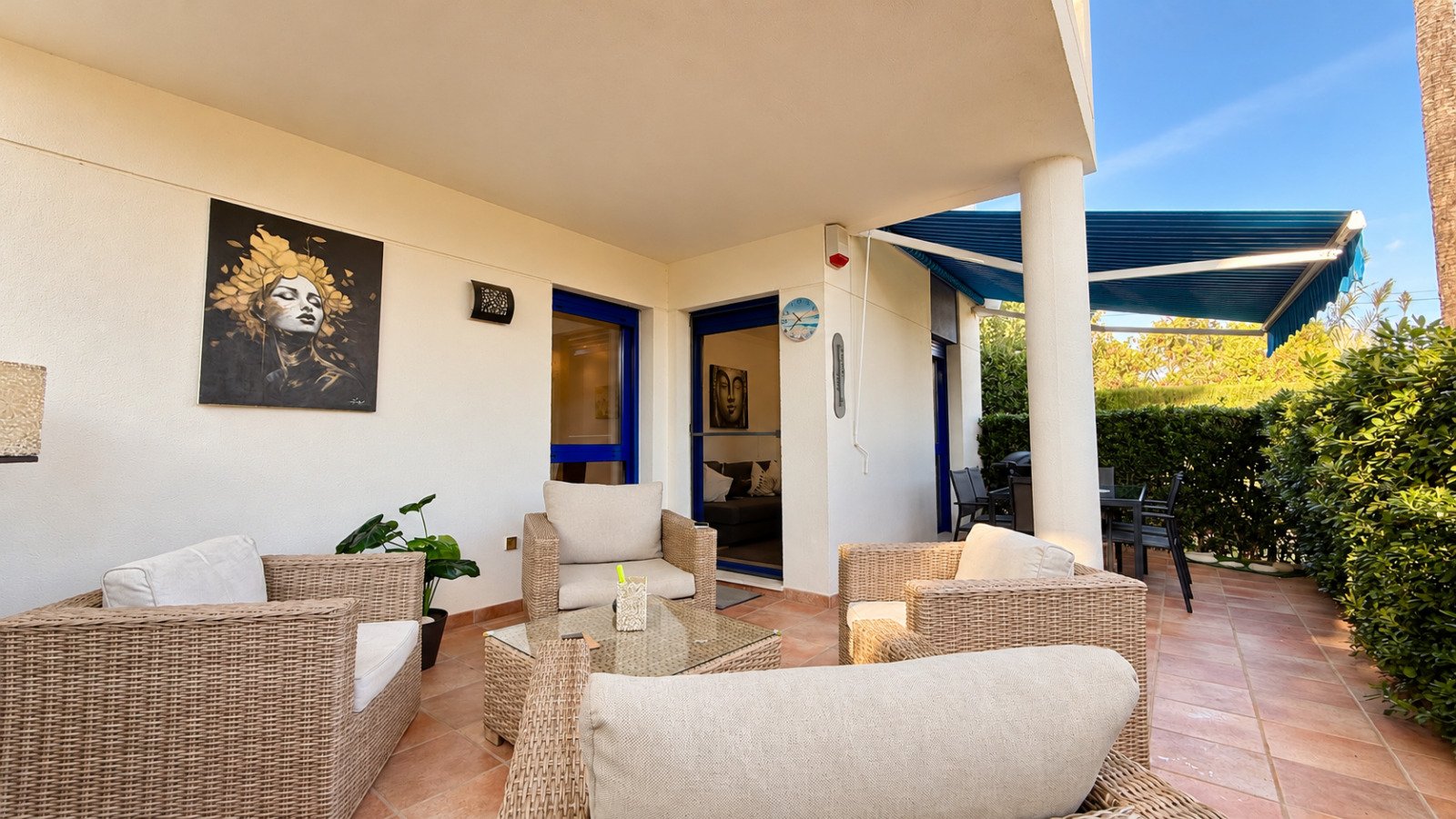 Strandnahe Erdgeschosswohnung mit großer Terrasse, Gemeinschaftspool und Parkplatz