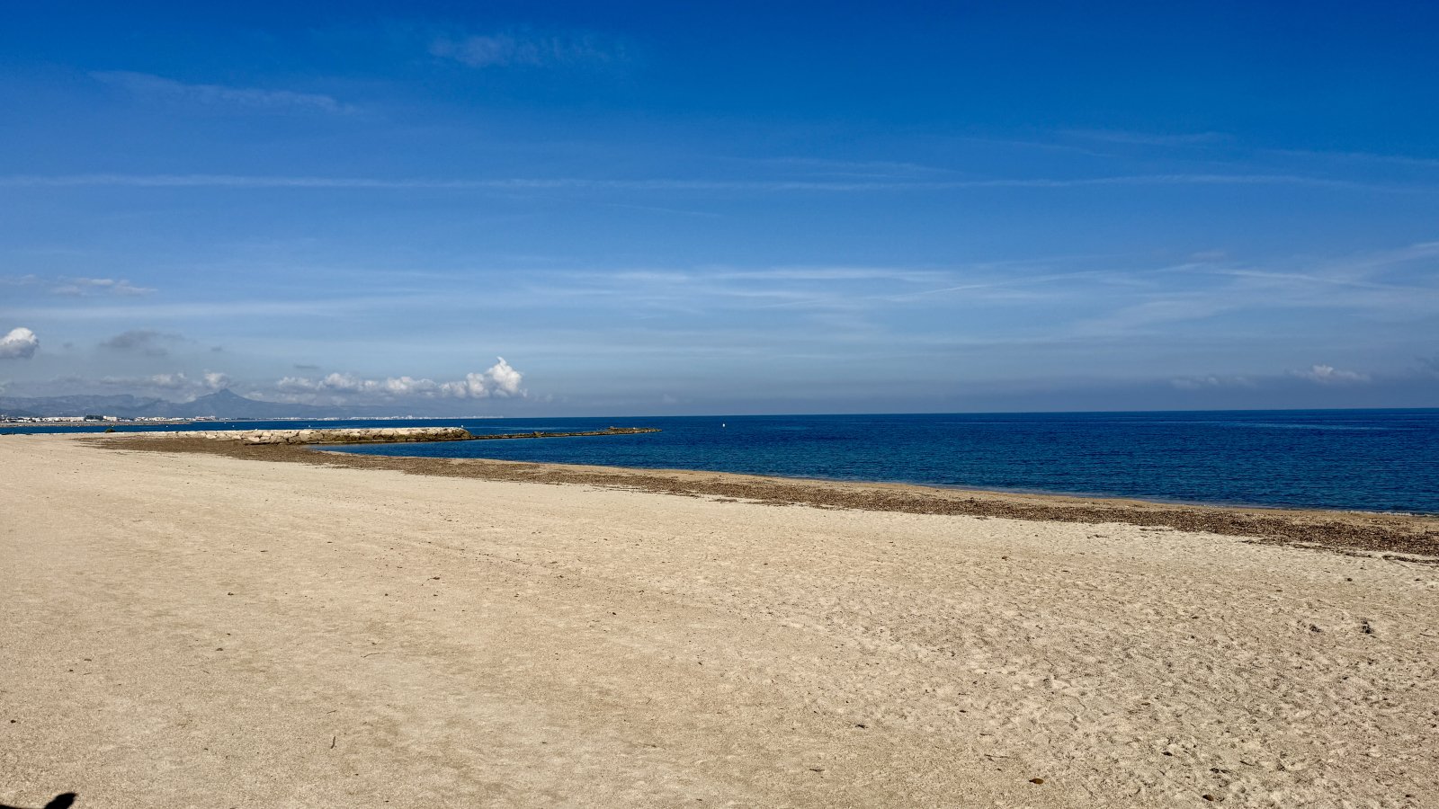 Strandnahe Erdgeschosswohnung mit großer Terrasse, Gemeinschaftspool und Parkplatz