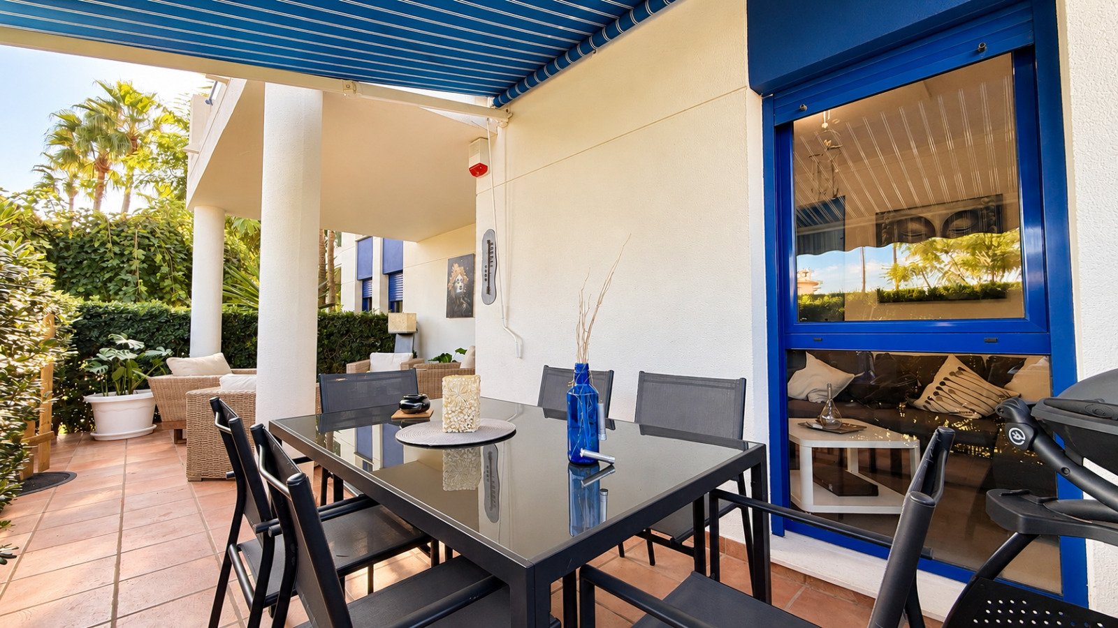 Strandnahe Erdgeschosswohnung mit großer Terrasse, Gemeinschaftspool und Parkplatz