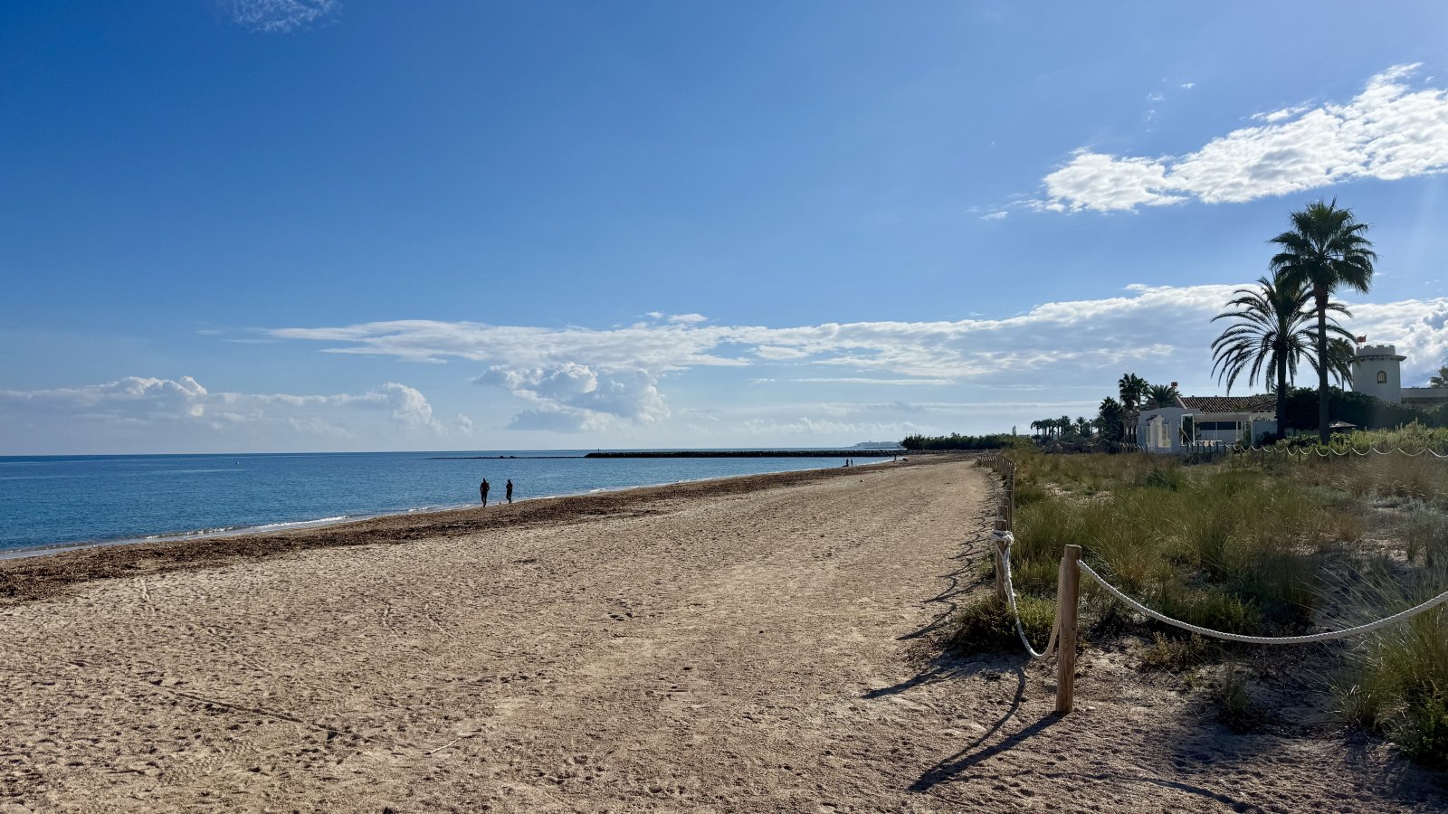 Strandnahe Erdgeschosswohnung mit großer Terrasse, Gemeinschaftspool und Parkplatz