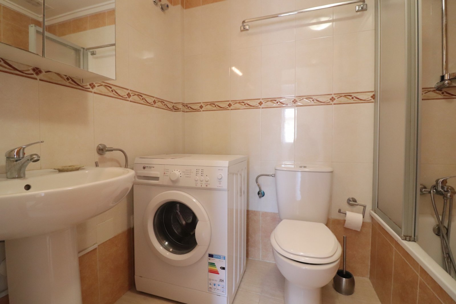 Adosado con 3 dormitorios, 1 baño, 1 aseo de invitados y piscina comunitaria
