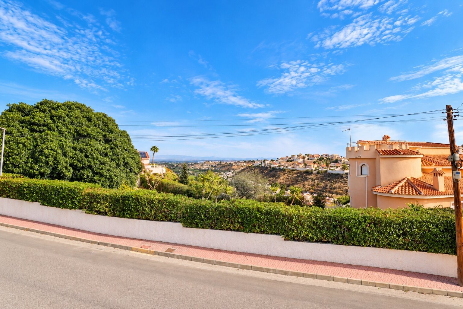 Preciosa villa de 3 dormitorios y 2 baños con plaza de aparcamiento y piscina privada junto al campo de golf La Marquesa