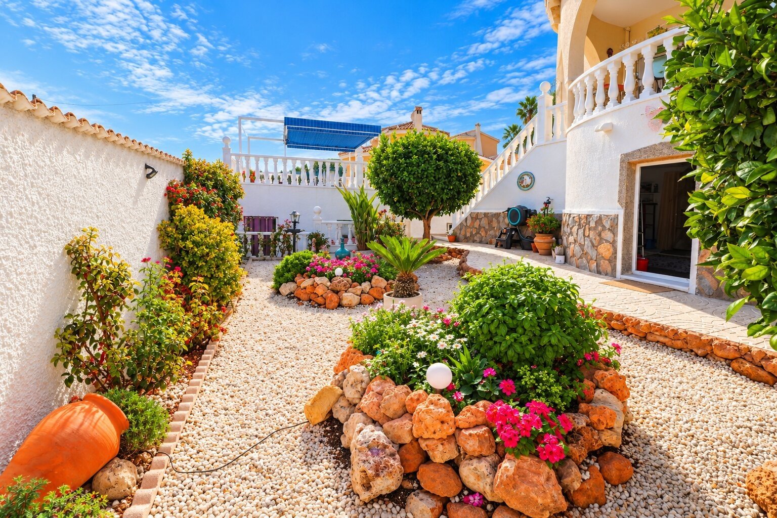 Preciosa villa de 3 dormitorios y 2 baños con plaza de aparcamiento y piscina privada junto al campo de golf La Marquesa