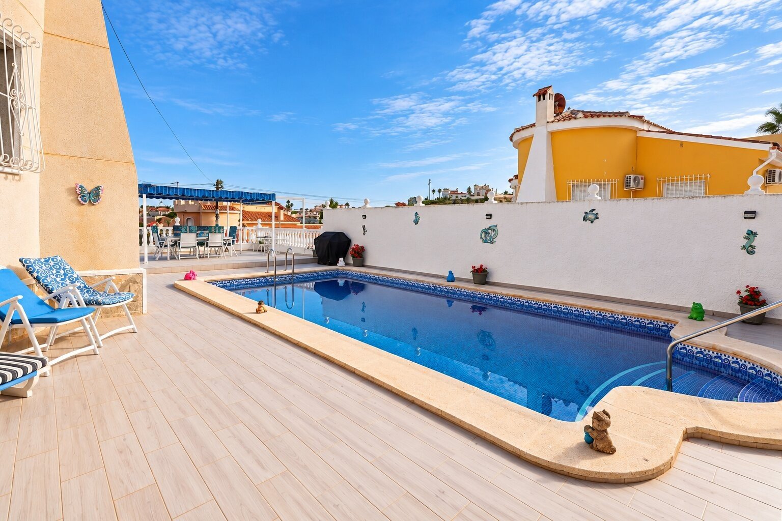 Preciosa villa de 3 dormitorios y 2 baños con plaza de aparcamiento y piscina privada junto al campo de golf La Marquesa