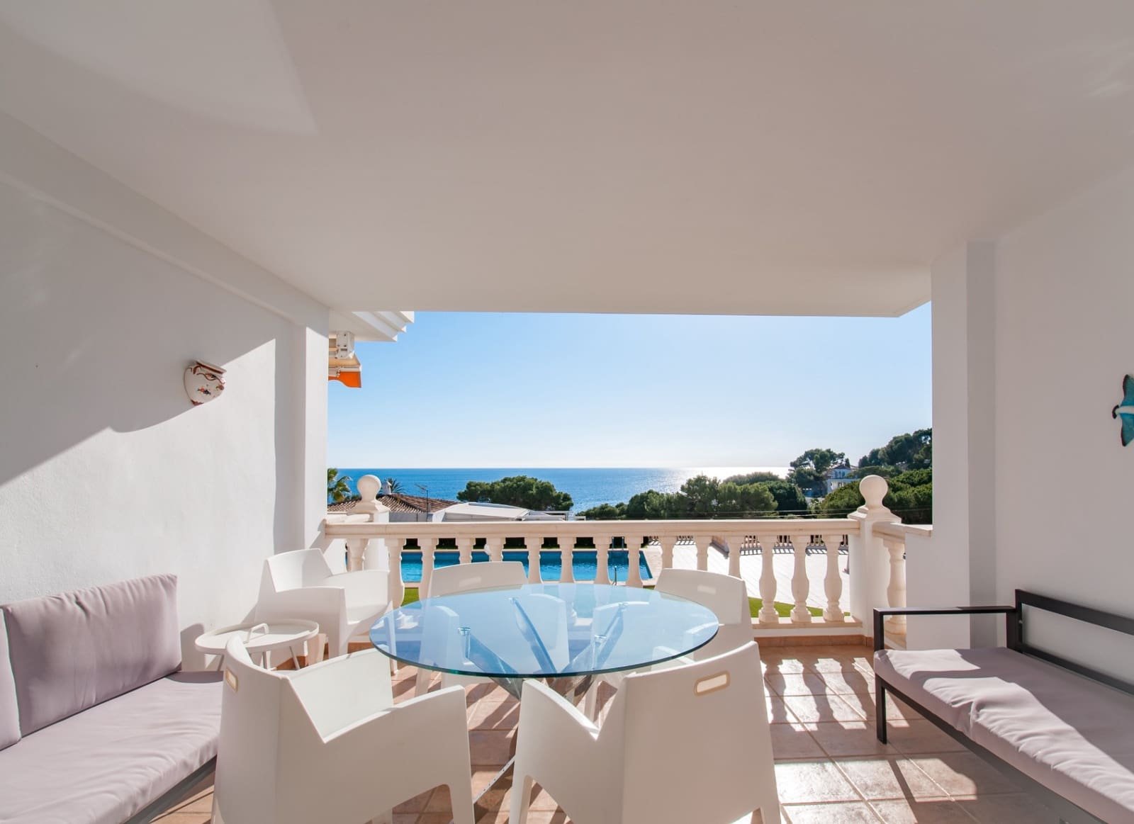 Dúplex de 2 dormitorios y 1 baño con 2 plazas de garaje subterráneo, piscina comunitaria y vistas al mar