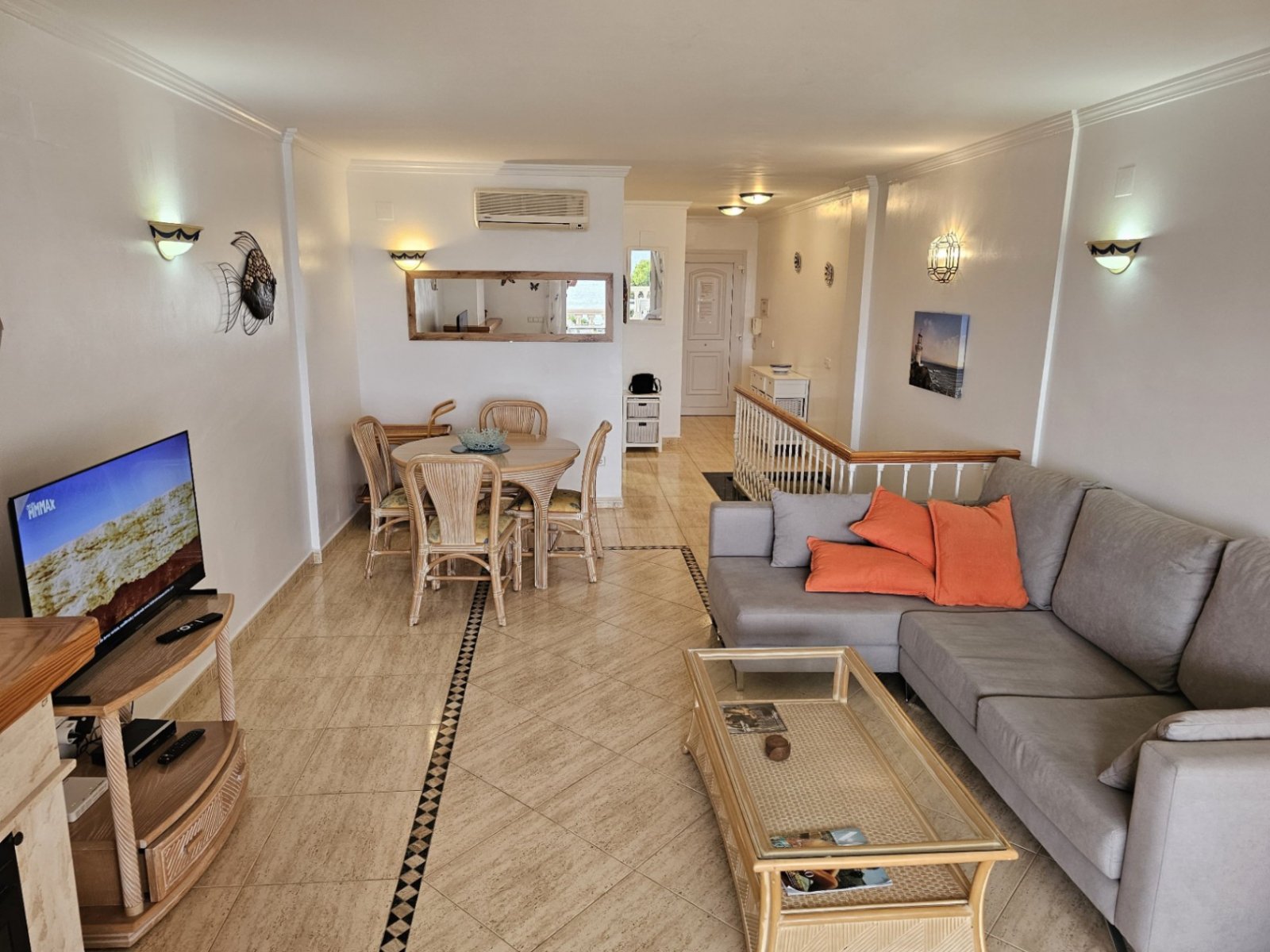 Dúplex de 2 dormitorios y 1 baño con 2 plazas de garaje subterráneo, piscina comunitaria y vistas al mar
