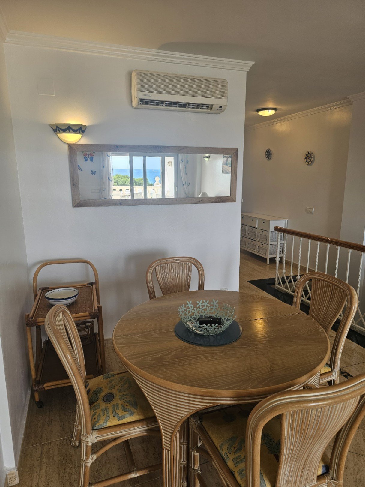 Dúplex de 2 dormitorios y 1 baño con 2 plazas de garaje subterráneo, piscina comunitaria y vistas al mar