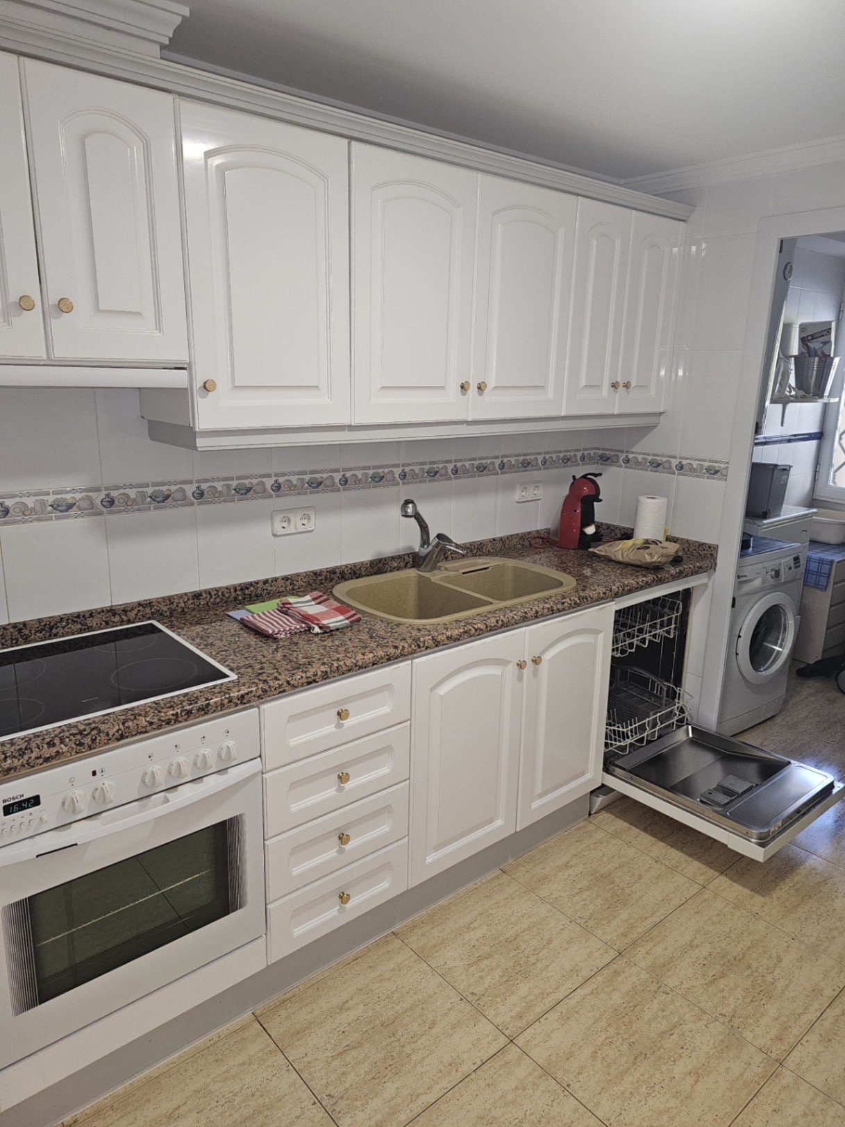 Dúplex de 2 dormitorios y 1 baño con 2 plazas de garaje subterráneo, piscina comunitaria y vistas al mar