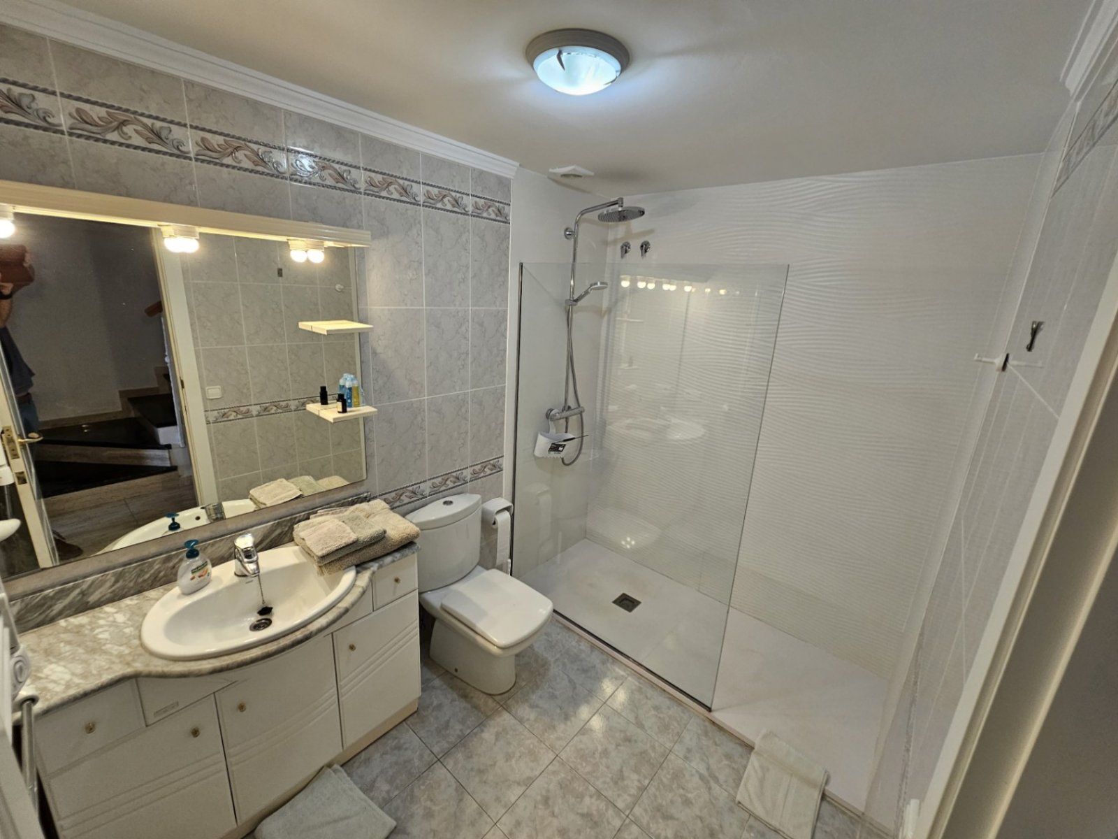 Dúplex de 2 dormitorios y 1 baño con 2 plazas de garaje subterráneo, piscina comunitaria y vistas al mar