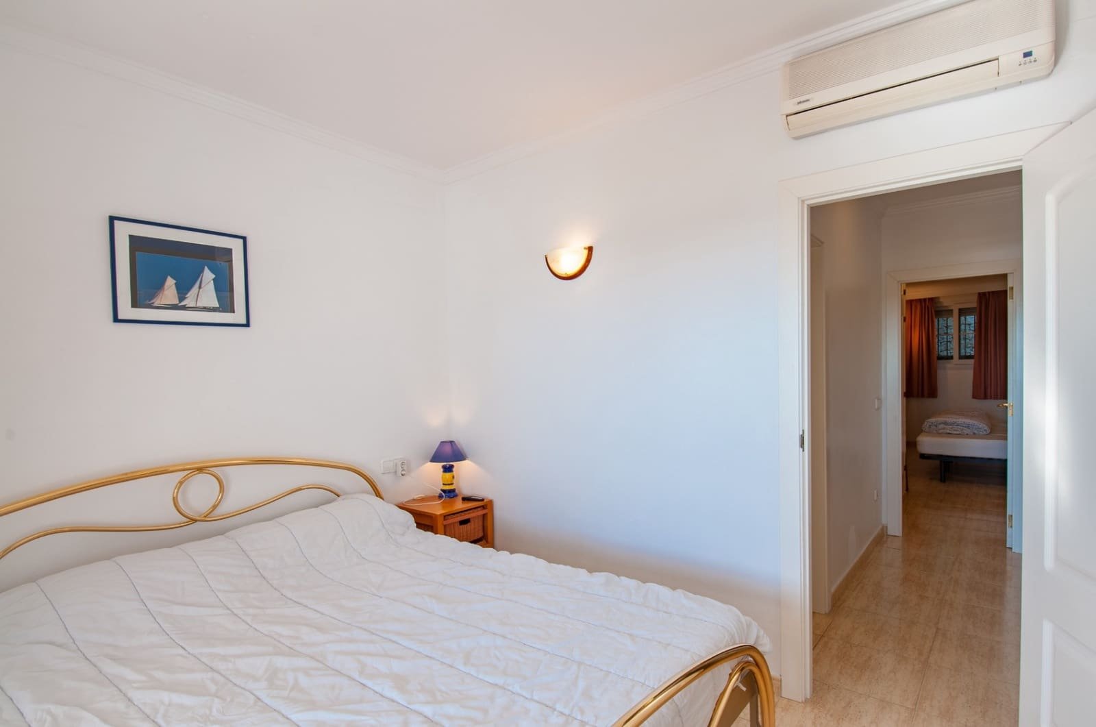 Dúplex de 2 dormitorios y 1 baño con 2 plazas de garaje subterráneo, piscina comunitaria y vistas al mar
