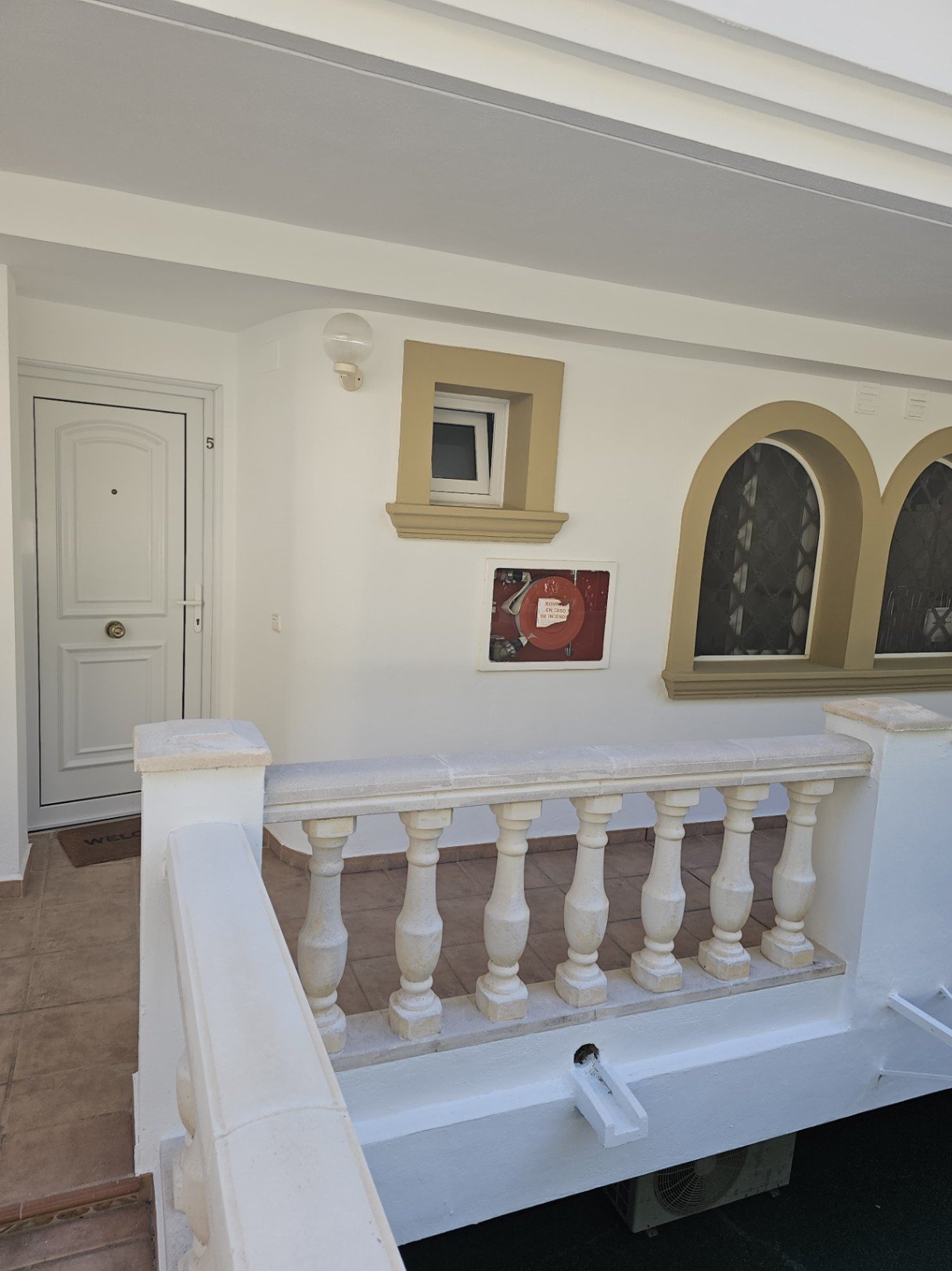 Dúplex de 2 dormitorios y 1 baño con 2 plazas de garaje subterráneo, piscina comunitaria y vistas al mar