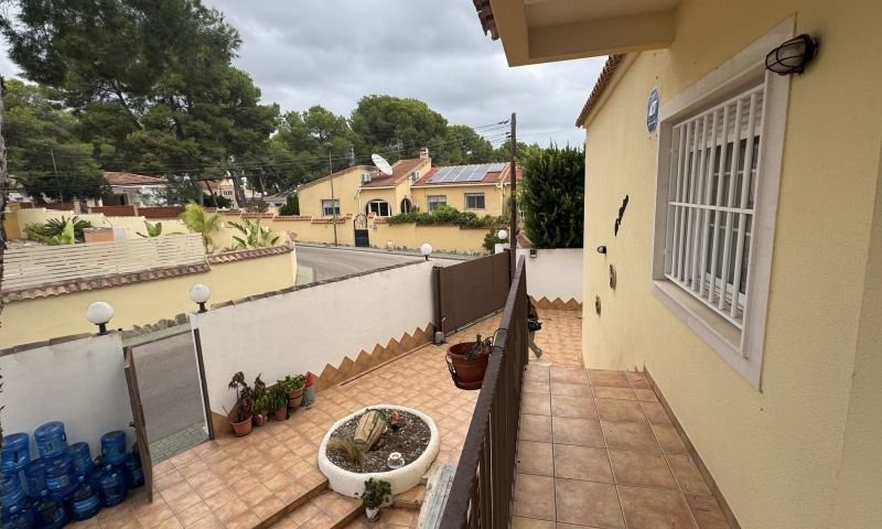 Encantadora villa con vistas al mar en Pinar de Campoverde en una gran parcela rodeada de pinos