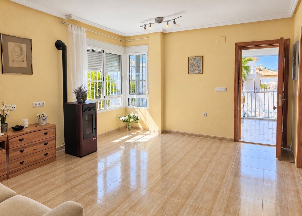 Encantadora villa de 3 dormitorios y 2 baños con plaza de aparcamiento y piscina comunitaria en la urbanización La Marina
