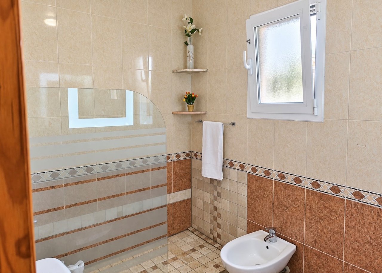 Encantadora villa de 3 dormitorios y 2 baños con plaza de aparcamiento y piscina comunitaria en la urbanización La Marina