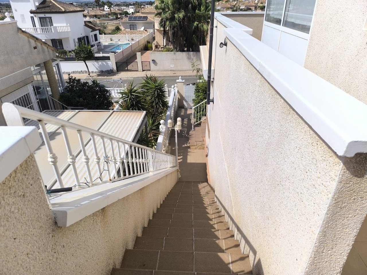 Encantadora villa de 3 dormitorios y 2 baños con plaza de aparcamiento y piscina comunitaria en la urbanización La Marina