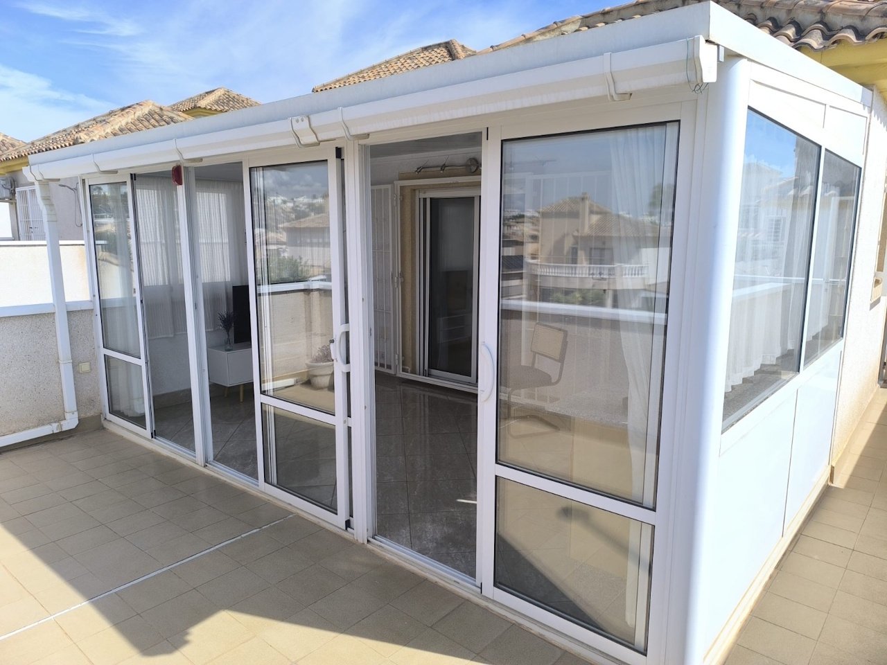 Encantadora villa de 3 dormitorios y 2 baños con plaza de aparcamiento y piscina comunitaria en la urbanización La Marina