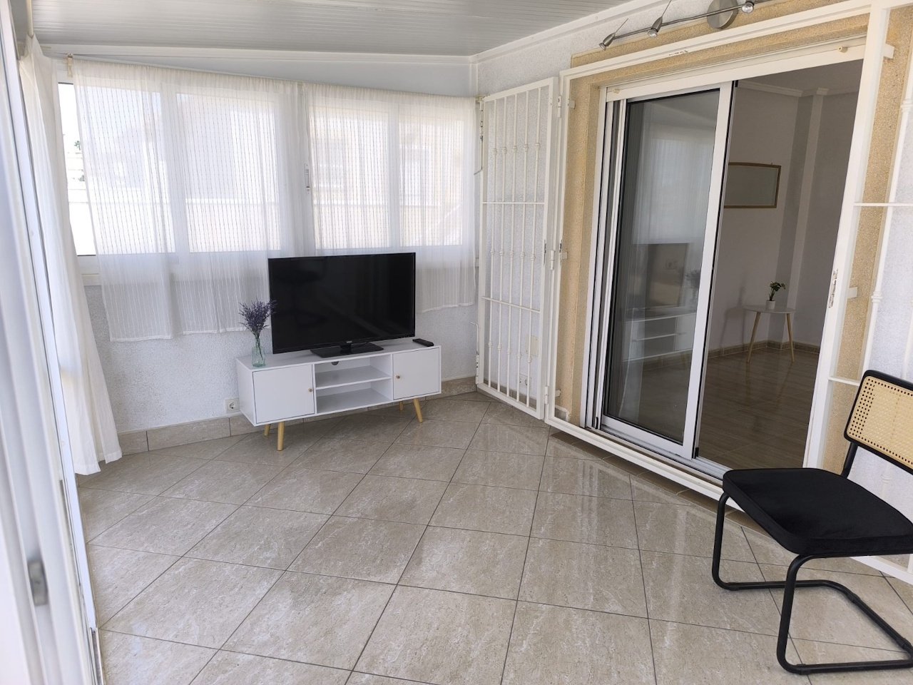 Encantadora villa de 3 dormitorios y 2 baños con plaza de aparcamiento y piscina comunitaria en la urbanización La Marina