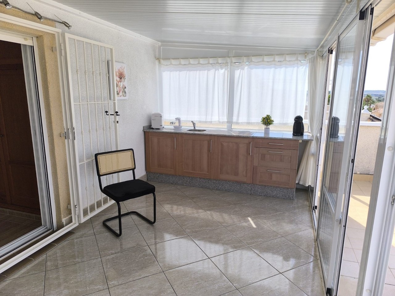 Encantadora villa de 3 dormitorios y 2 baños con plaza de aparcamiento y piscina comunitaria en la urbanización La Marina