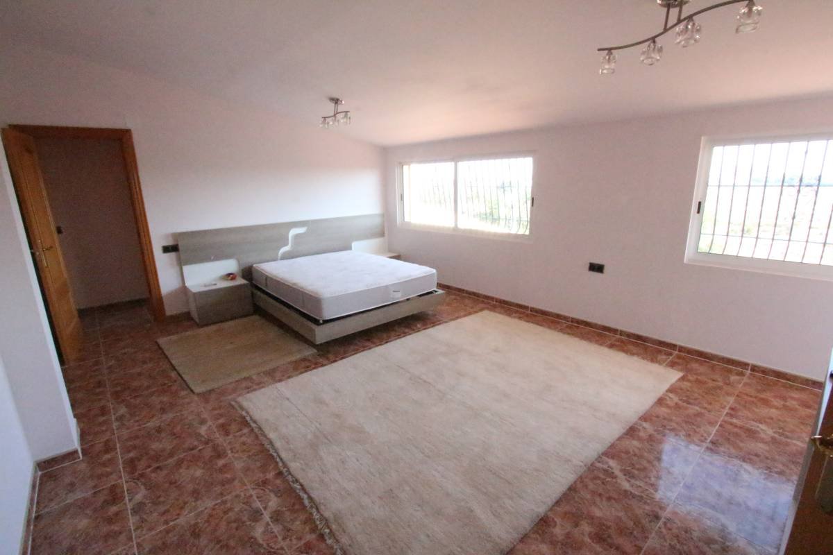 Gran villa renovada a solo 2 km del mar