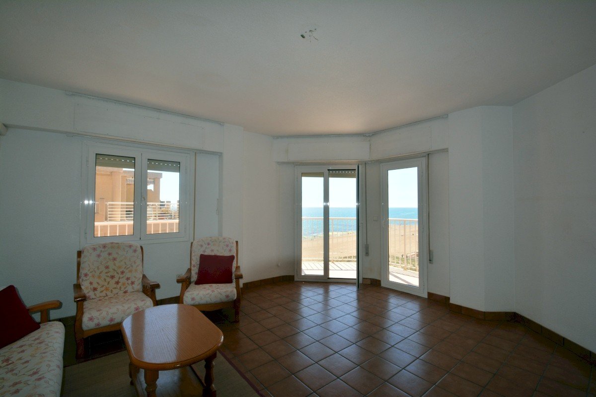 Apartamento de 3 dormitorios y 1 baño con unas impresionantes vistas al mar a solo 200 m de la playa